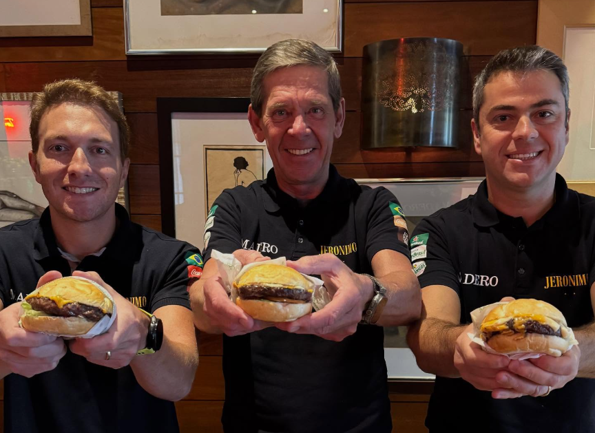 Equipo de Madero Brasil con hamburguesas en primer plano - Recomendación real Rio de Verdad