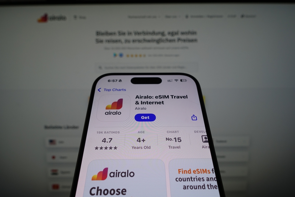 Interfaz de la aplicación Airalo en un iPhone mostrando la activación de una tarjeta eSIM para Brasil