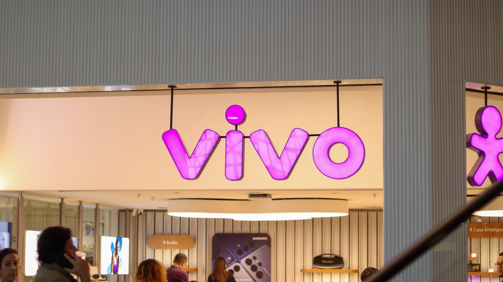 Letrero luminoso de una tienda oficial de Vivo en un centro comercial de Brasil
