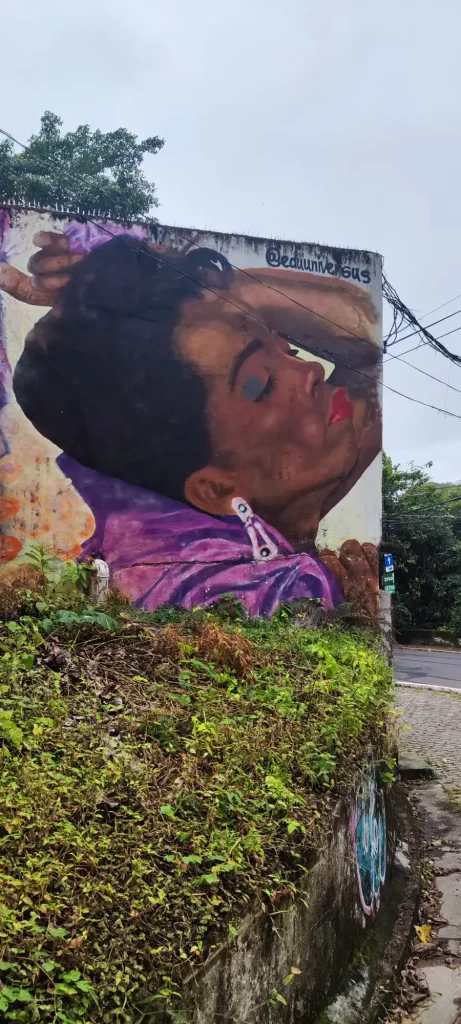 Mural de arte callejero graffiti que representa a una mujer en la subida al Bar do Tino.