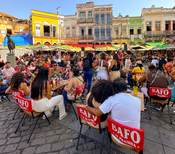 Ambiente de terraza en el Largo da Prainha con el bar Bafo da Prainha y la estatua de Mercedes Baptista, barrio de Saúde, Río de Janeiro.