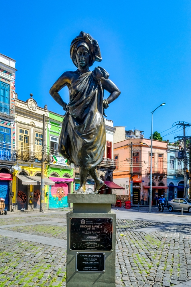 Estatua de Mercedes Baptista en el Largo da Prainha, barrio de Saúde, Río de Janeiro.