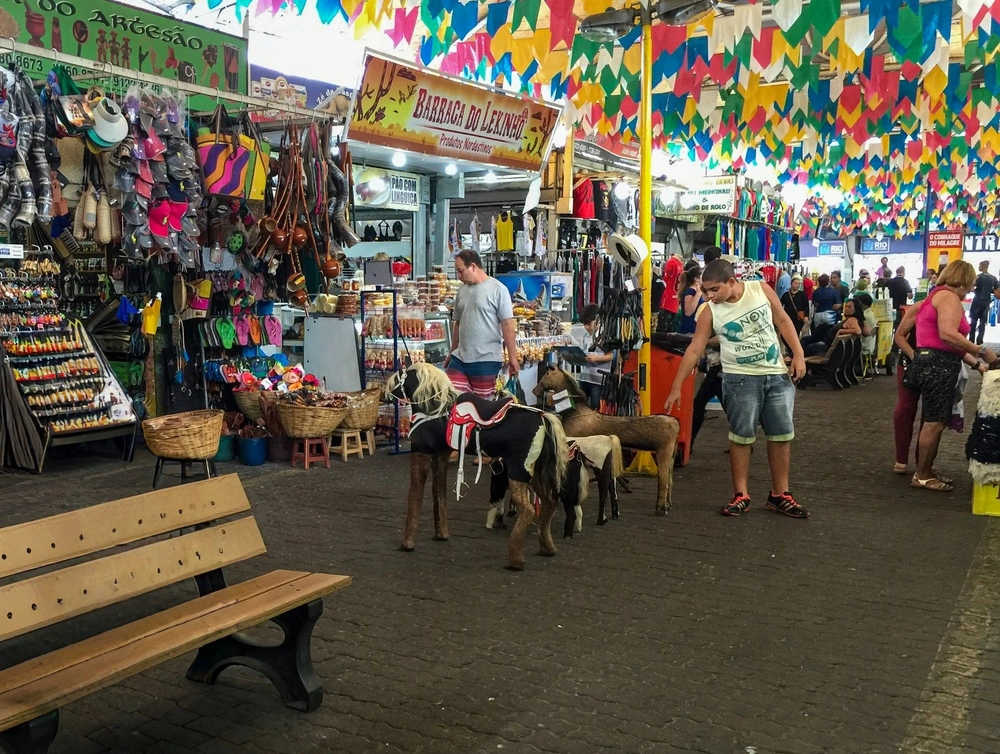 Puestos de artesanía y banderitas de colores en la Feira de São Cristóvão, Río de Janeiro.