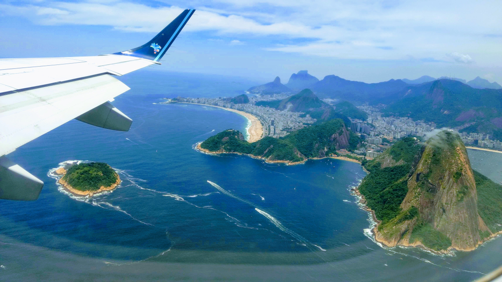 Ala de avión sobrevolando Río de Janeiro, Brasil - Planifica tu viaje seguro.
