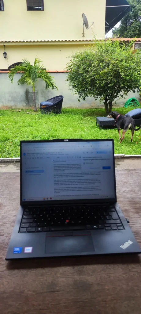 nómada digital trabajando en remoto desde un jardín en brasil con portátil
