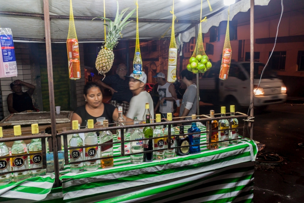 Puesto ambulante de bebidas y caipirinhas en una calle de Brasil donde se aceptan pagos digitales con PIX.