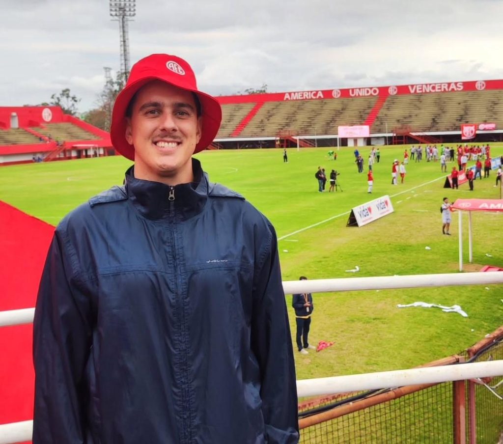 Antonio, autor de Río de Verdad, en el estadio del America RJ en Río de Janeiro.