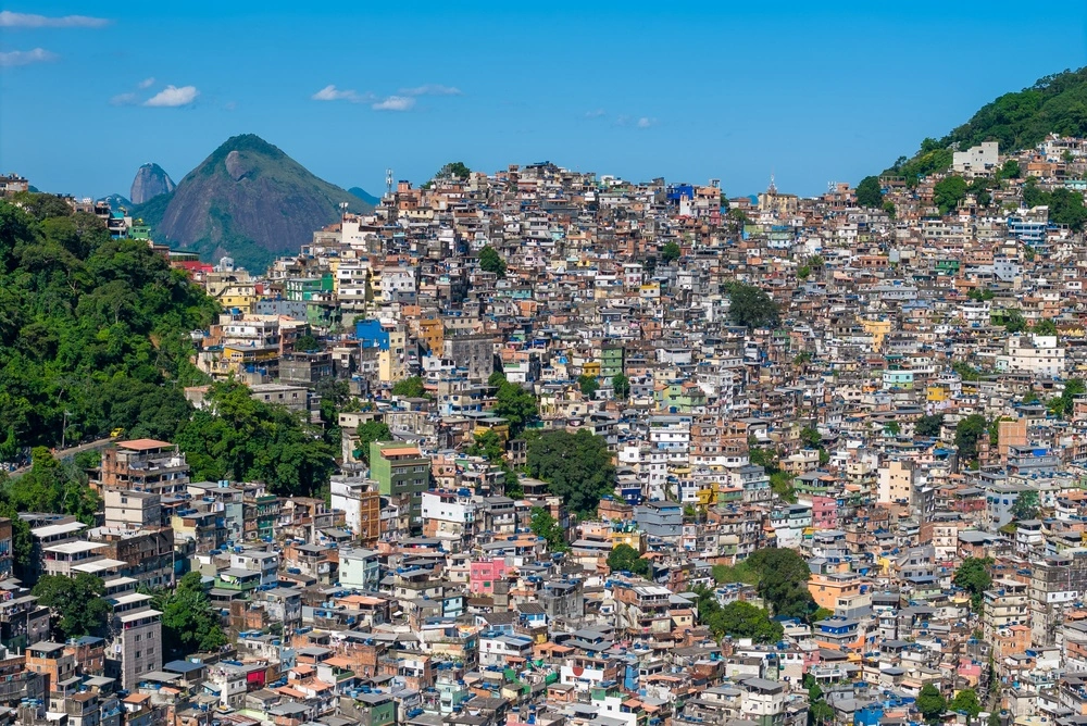 Vista panorámica de la favela Rocinha en Río de Janeiro, hogar de miles de familias de origen nordestino.