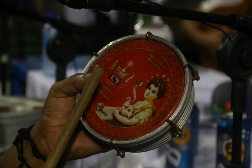Músico tocando percusión en una roda de samba en Pedra do Sal, Río de Janeiro.