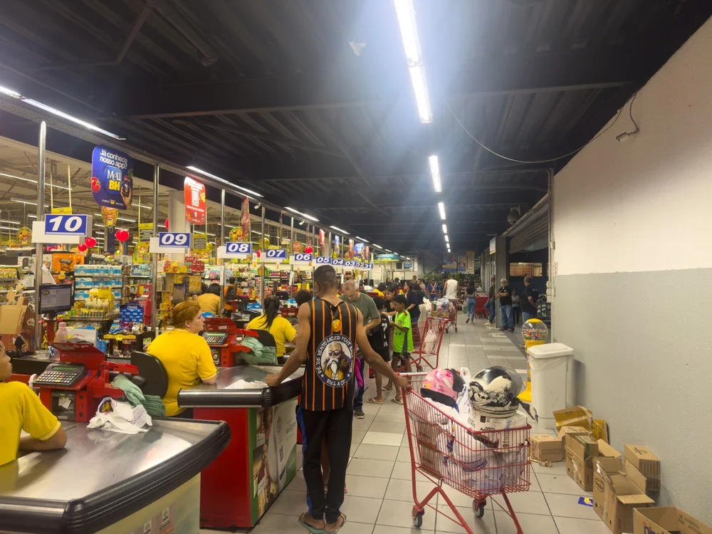 Persona pagando con móvil y tarjeta Wise en un datáfono PagSeguro en Brasil.