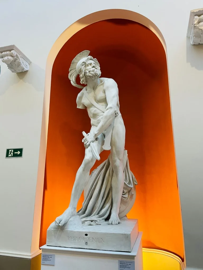 Sala de la Galeria de Moldagens II en el Museu Nacional de Belas Artes de Río de Janeiro durante la exposición BREU del fotógrafo Vicente de Mello, mostrando el contraste de fotografía contemporánea y arquitectura histórica.