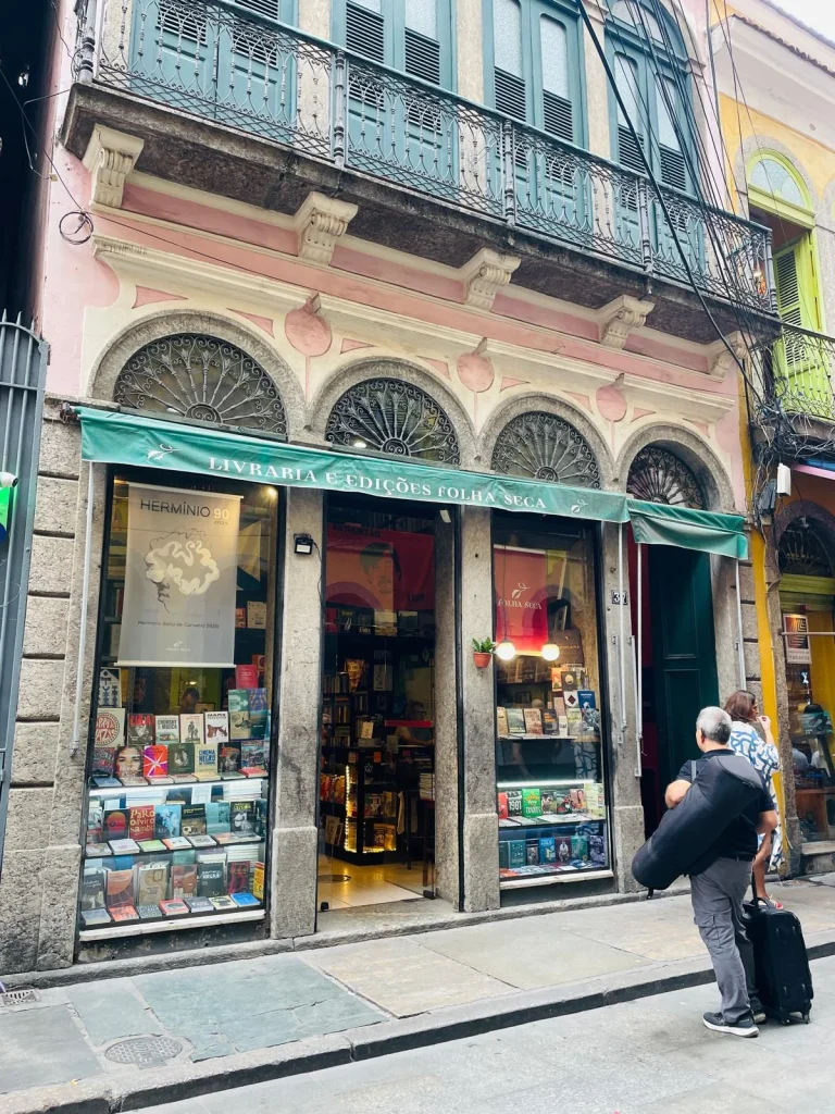 Fachada de la Livraria Folha Seca en la histórica Rua do Ouvidor en el Centro de Río de Janeiro.