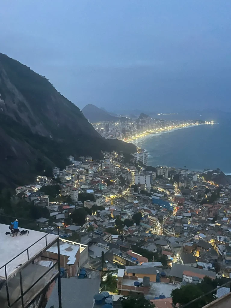 Impresionante vista nocturna panorámica desde el Mirante do Arvrão mostrando las luces de la favela de Vidigal y la iluminación de la playa de Leblon e Ipanema en Río de Janeiro.