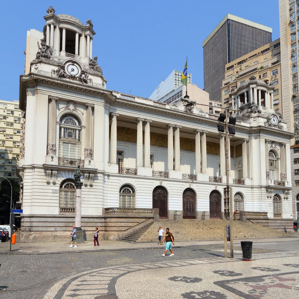 Fachada neoclásica de la Cámara Municipal de Río de Janeiro, también conocida como Palacio Pedro Ernesto, en la Plaza Cinelândia.