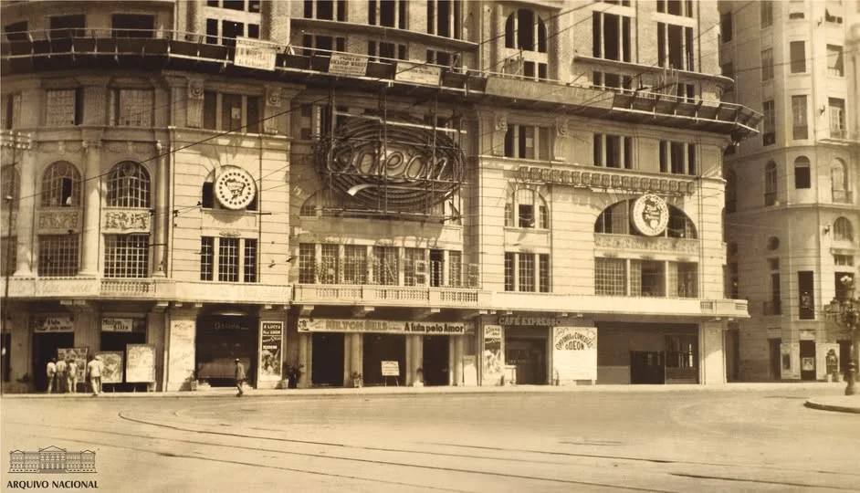 Fotografía histórica del Cine Odeon en la Plaza Cinelândia, Río de Janeiro, mostrando la fachada original con carteles de época. Crédito: Arquivo Nacional.
