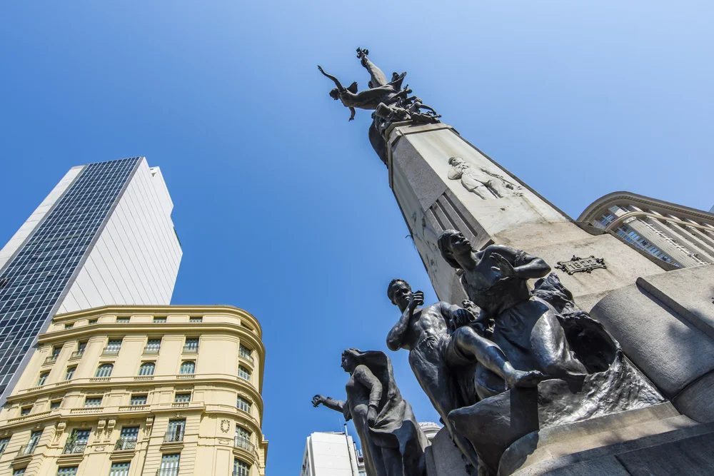 Vista panorámica de la Plaza Floriano (Cinelândia) en el Centro de Río de Janeiro, mostrando el diseño de mosaico portugués en el suelo y edificios históricos.