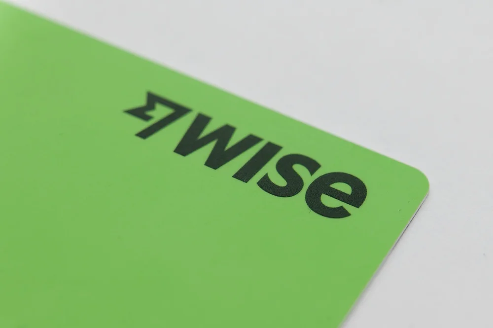 Primer plano de la tarjeta Wise para pagar en Brasil sin comisiones