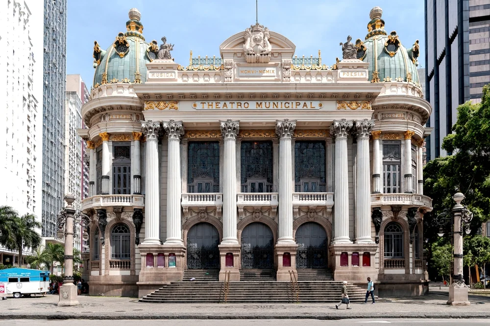 Fachada principal del Teatro Municipal de Río de Janeiro en la Plaza Cinelândia con detalles neoclásicos y cúpulas doradas.